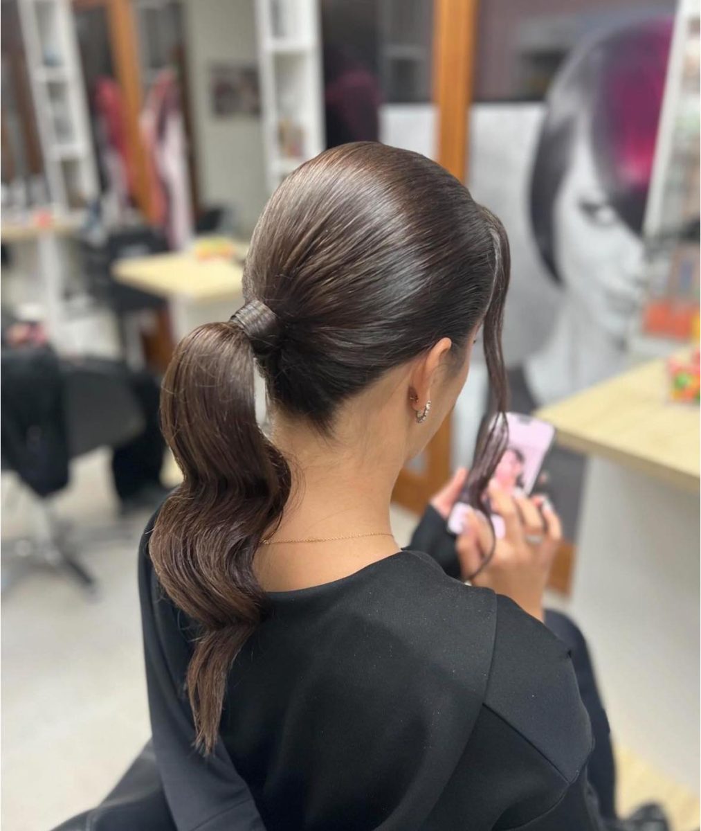 O nouă tendință pentru păr: coada de cal slick back!