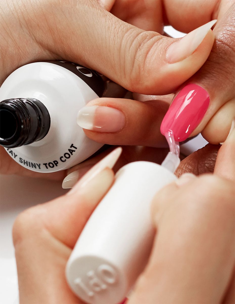 Timpul nu iartă, nici măcar unghiile. Pe măsură ce înaintăm în vârstă, ele își schimbă textura, ritmul de creștere și rezistența. Devin mai fragile, se pot îngroșa sau exfolia mai ușor, iar aspectul lor poate trăda vârsta mai repede decât tenul. Dar îmbătrânirea nu înseamnă renunțare la eleganță. Cu o rutină de îngrijire adaptată, unghiile pot rămâne puternice, strălucitoare și impecabil întreținute – un detaliu care spune multe despre tine, fără cuvinte. Te invit să descoperi ce se schimbă cu adevărat în structura unghiei odată cu vârsta și cum poți interveni inteligent pentru a-ți păstra frumusețea până în vârful degetelor. Nu doar pielea și părul, ci și unghiile resimt trecerea timpului Adesea observăm schimbările fără să le acordăm prea multă atenție: de exemplu, când oja nu mai aderă ca înainte sau când o unghie se rupe fără un motiv clar. La fel ca părul, unghiile sunt formate din cheratină și sunt afectate de procesul natural de îmbătrânire. Vestea bună? Cu puțină grijă și atenție, le putem păstra puternice, strălucitoare și bine îngrijite, fără să renunțăm la frumusețea lor naturală. Ce se schimbă în structura unghiilor odată cu vârsta? Trecerea anilor lasă urme nu doar pe piele, ci și asupra unghiilor. Pe măsură ce îmbătrânim, ritmul de creștere al unghiilor încetinește vizibil. Dacă în tinerețe unghia de la mâini se alungea cu aproximativ 3 mm pe lună, după o anumită vârstă acest ritm poate scădea la 2 mm sau chiar mai puțin. Regenerarea devine mai lentă, iar unghiile par mai „leneșe” în procesul lor natural. În plus, fragilitatea devine o caracteristică tot mai prezentă. Lama unghială se subțiază, iar unghiile capătă un aspect mai delicat. Pot apărea striații fine - verticale sau orizontale -suprafața devine mată, iar tendința de rupere crește. Sunt, într-un fel, echivalentul ridurilor pielii: semne subtile ale timpului care trece. În schimb, unghiile de la picioare tind să devină mai dure și mai groase odată cu vârsta. Cauza? Microtraumele repetate provocate de încălțăminte. Este o reacție naturală a patului unghial care, pentru a se proteja, produce mai multă cheratină. Rutina de îngrijire pentru unghii mature „Pentru a combate fragilitatea și a reda rezistența unghiilor, lacurile fortifiante îmbogățite cu vitamine din complexul B, calciu sau proteine din mătase sunt aliați de nădejde. La fel de eficiente sunt și compresele cu uleiuri naturale - precum uleiul de măsline, cocos sau argan - care hrănesc și înmoaie, mai ales unghiile de la picioare, ce tind să se întărească mai mult.”, explică Roxana Bența, Nail Artist Opi. Frumusețea unghiilor începe din interior Pentru unghii cu adevărat sănătoase, îngrijirea externă nu este suficientă. Totul pornește de la interior, iar o alimentație echilibrată joacă un rol esențial. Suplimentele nutritive și aportul de colagen pot face diferența, oferind un suport real pentru regenerarea și fortificarea unghiilor. Supa de oase rămâne una dintre cele mai concentrate surse naturale de colagen, însă astăzi există și opțiuni moderne - pudre solubile, băuturi funcționale sau capsule - care se integrează ușor în rutina zilnică. Bonusul? Colagenul nu se oprește la unghii: contribuie și la elasticitatea pielii și la strălucirea părului. În același timp, ritualul de manichiură merită o abordare atentă. „Deși gelul și oja semipermanentă oferă un aspect impecabil, utilizarea lor frecventă poate fragiliza structura unghiei. Pauzele regulate sunt esențiale, iar alegerea unui salon care folosește tehnici delicate și produse prietenoase cu unghiile este un pas important spre menținerea frumuseții naturale.”, subliniază specialistul. Semne că unghiile tale au nevoie de un consult medical Deși multe dintre schimbările unghiilor sunt firești odată cu înaintarea în vârstă, nu toate pot fi atribuite procesului natural de îmbătrânire. Când unghiile devin excesiv de groase, se decolorează vizibil, apar pete sau devin extrem de fragile, este posibil ca în spate să se afle o infecție fungică sau bacteriană. „Este important să fii atentă și la modificări mai subtile, dar potențial serioase: unghii care se curbează anormal (în sus sau în jos), apariția unor linii închise la culoare sau umflături sub suprafața unghiei. În unele cazuri, aceste semne pot indica afecțiuni mai grave, inclusiv forme rare de cancer, cum ar fi melanomul subunghial.”, atenționează expertul OPI. Frumusețea începe cu sănătatea, iar unghiile tale merită toată atenția. Dacă observi schimbări persistente sau neobișnuite, nu ezita să consulți un dermatolog sau medic specialist. Doar așa te vei putea bucura de unghii sănătoase și frumoase!