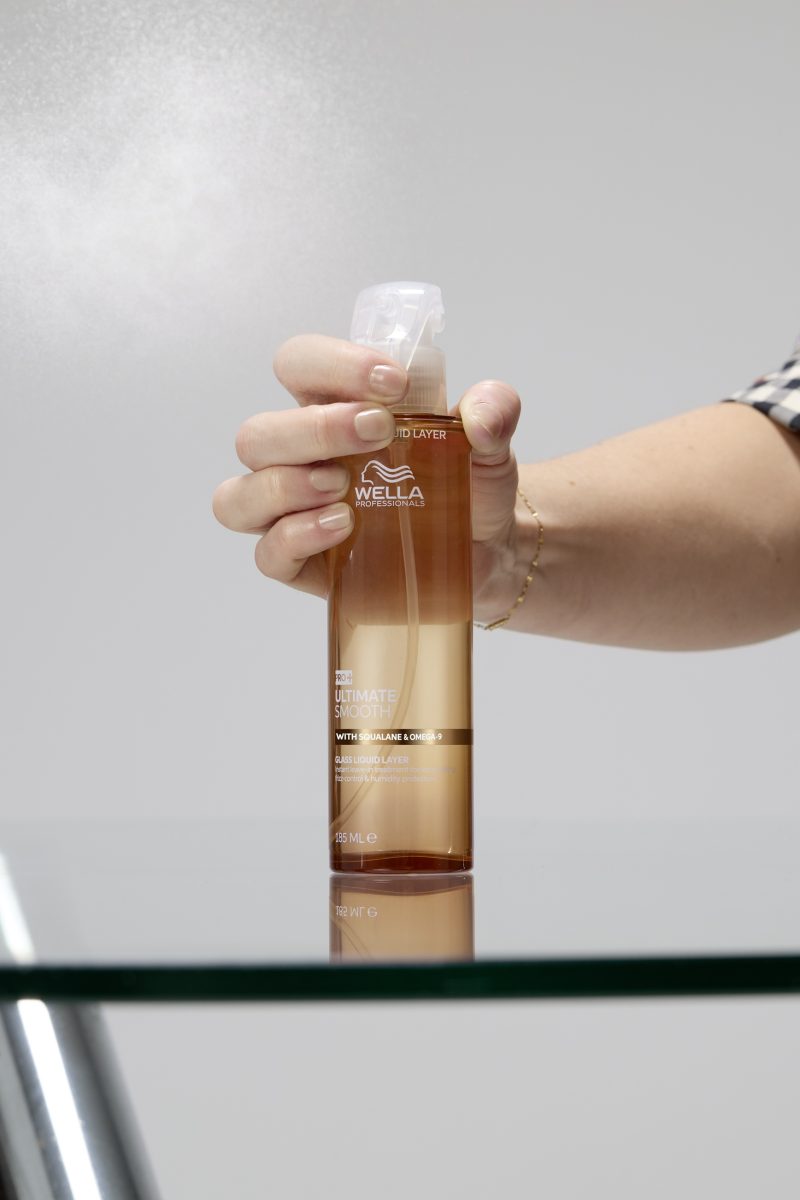 Wella Professionals lansează Ultimate Smooth Glass Liquid Layer – spray-ul care oferă părului efectul instant de “glass hair”