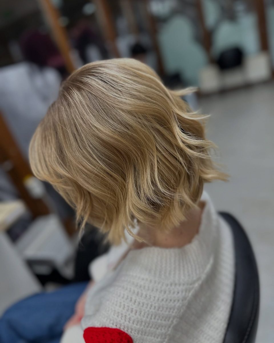 Cum să îți tunzi părul fin ca să pară mai bogat?