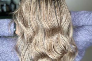 Produse pe care să le folosești pentru un păr perfect după uscarea naturală