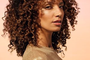 Wella Professionals prezintă „Golden Hour”: tendința supremă de culoare care îți păstrează de-a pururi emoția verii în păr