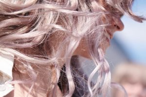 Cum îți păstrezi părul sănătos după decolorat?