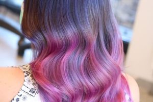 Trăiește La Vie En Rose cu 12 idei de culoare pentru păr roz pudrat