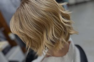 Cum să îți tunzi părul fin ca să pară mai bogat?