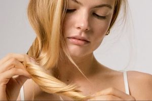 Adio, vârfuri despicate! Ghidul complet pentru păr neted și sănătos